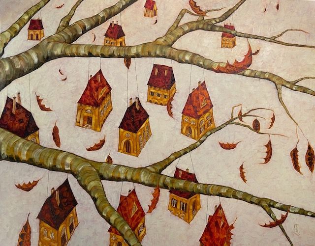 Jens Krüger malt Häuser, die als herbstliche Exemplare von den fast blattlosen Zweigen eines Baums hängen.