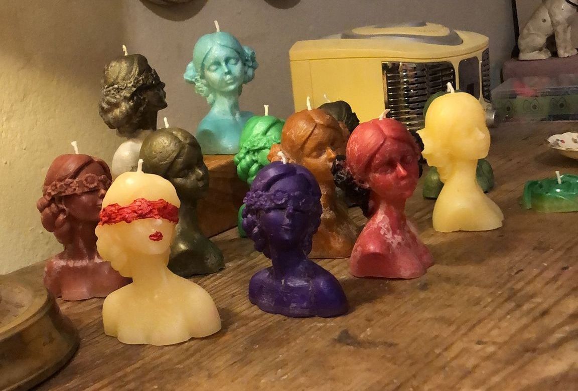 Zu Joanna Wollerts Sortiment für den kunsthandwerklichen Ostermarkt am Karl-August-Platz gehören verschiedenfarbige Kerzen, die das hübsche Gesicht einer jungen Frau zeigen. Diesmal halten sie die Augen nur geschlossen. Sie haben keine Binde vor den Augen.