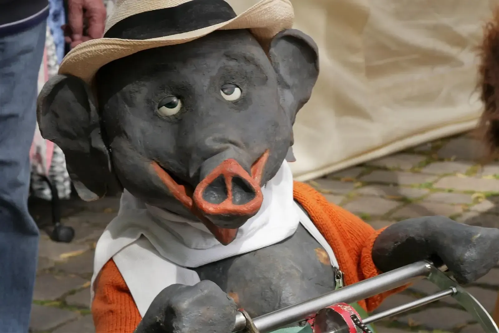 Jochen der Elefant auf dem Fahrrad bei KUNST trifft WEIN am Dorfteich Lichtenrade