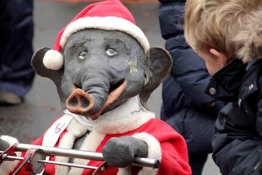 Jochen der Weihnachtselefant - Maskottchen für das jährliche Weihnachten in Westend am vierten Adventswochenende