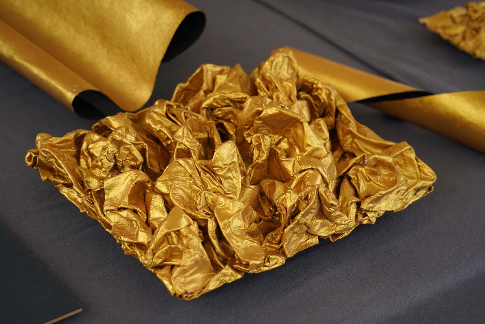 Jürg Montaltas Kunstwerke sind Goldreliefs, die keiner vordefinierten Funktion folgen. Auch dieses viereckige goldene Relief, das wie zerknautschtes Papier aussieht, tut es nicht.