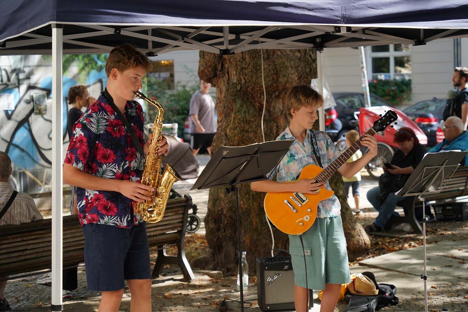 Confessin' the Blues Julian Hagemeister und Emil Reister, ein Duo, das das Saxophon und die E-Gitarre spielt.