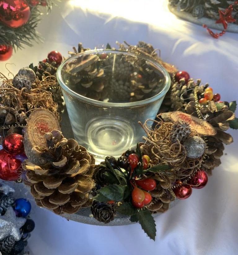 Weihnachtskranz mit Teelicht im Glas, der Weihnachtkranz mit haltbarer Dekoration wie Tannenzapfen, Weihnachtskugeln, Sternen aus Holz gefertigt etc.