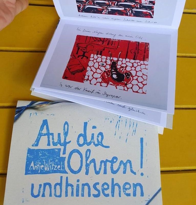 Antje Witzels Leporello übers Hören (Linolschnitt), vorgestellt bei der Leipziger Buchmesse im Frühjahr 2023