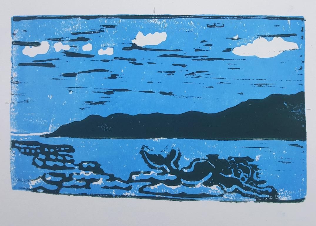 Antje Witzels Bucht von Binz (Linolschnitt) in der abendlichen Blauen Stunde. Wenige Wolken ziehen übers Wasser, in der Ferne schwarz die Erhebung von Land aus dem Wasser.