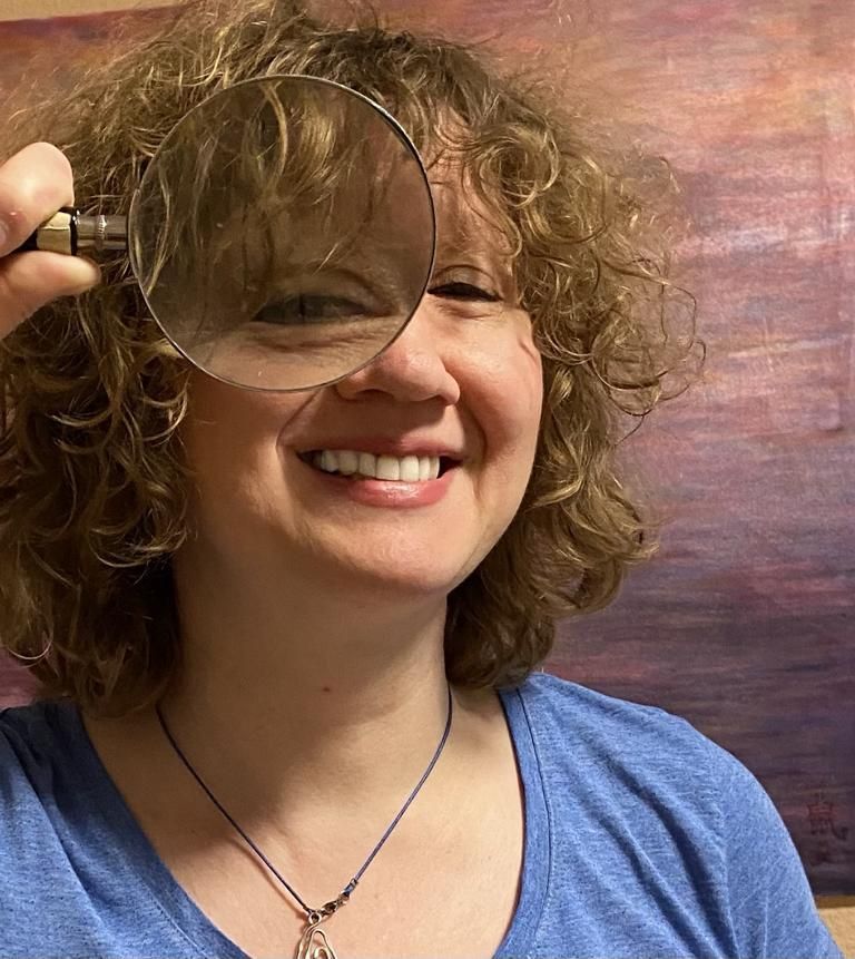 Das ist Elena Nizkovski! Sie ist eine junge Frau mit blonden lockigen Haaren, die fröhlich in die Kamera blickt!