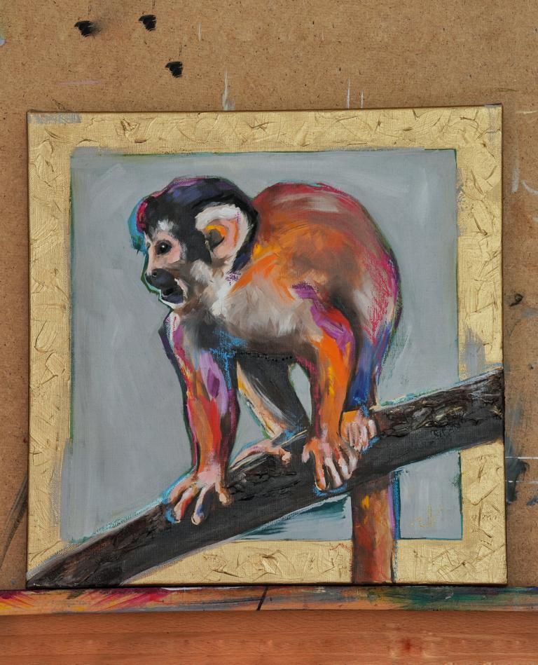 Jana Voscorts Bild von einem Affen, wie er auf einem Querholm thront. Er ist auf Beobachtungsstation. Das Bild ist gold umrandet.