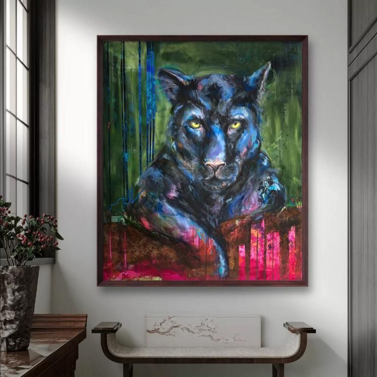 Jana Vorscorts Bild von einem Panther, der lässig über einem Lattenzaun zu hängen scheint. Das Bild hängt an der Wand.