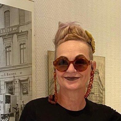 Joanna Wollert ist mit ihren Tätigkeitsfelder wie Private Cook, Stickerei und Illustration ein echter Tausendsassa! Hier sehen wir sie im großer Sonnenbrille, die Haare wie Softeis in der Waffel geformt und überaus freundlich.
