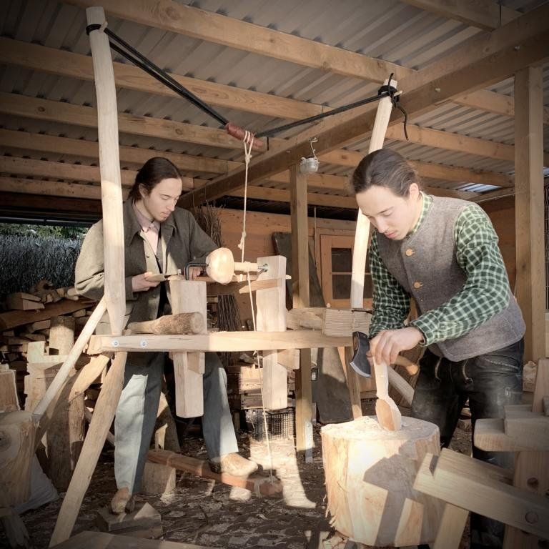 Jero und Pirmin schaffen mit Holzkultur handgeschnitzt - Gebrauchsunikate aus regionalem Stammholz - Unikate der Sonderklasse, nämlich ganz ohne Maschinen!