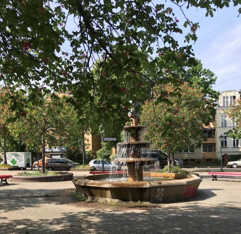 In der Mitte des Ludwig-Beck-Platz in Steglitz-Zehlendorf Berlin steht der frisch renovierte Springbrunnen. Dort wird das Weinfest vom 1. - 3. September 2023 unter dem Titel 