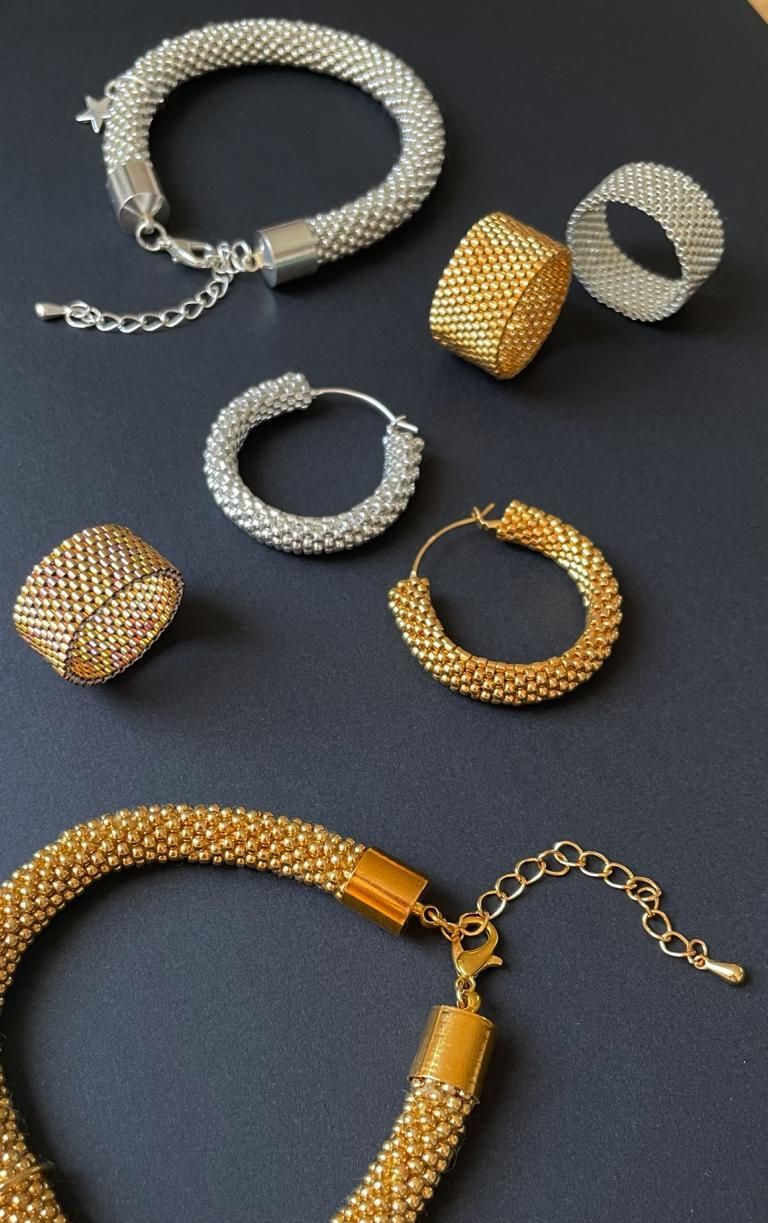 HildeGold Schmuck wird aus hochwertigen japanischen Miyuki Perlen gefertigt. Miyuki Perlen sind kleine, sehr gleichmäßig gearbeitete Glasperlen welche ausschließlich in Japan vom gleichnamigen Hersteller produziert werden. Die hohe Qualität der Perlen zeichnet sich durch eine einheitliche Größe der Außenform sowie der Löcher zum Fädeln aus.