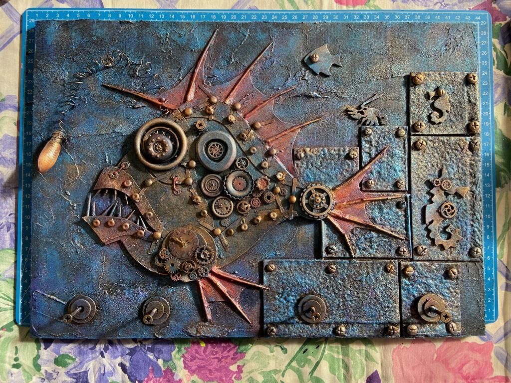 Dieser Steampunk-Fisch ist aus dem Innenleben einer Uhr zusammengesetzt. Allerhand Rädchen, Ziffernblätter, Schrauben und Schräubchen kommen hier zum Einsatz.