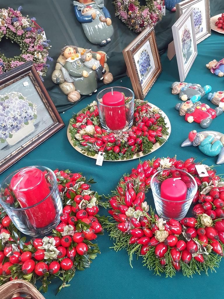 Die Hagebuttenkränze im Großformat bei Ursula Reddmann am Kunststand