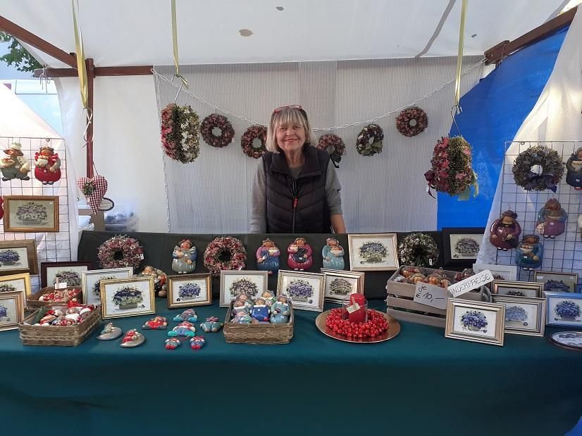 Ursula Reddmann hinter ihrem Stand bei Kunst, Handwerk und Design zum Erntedank am Karl-August-Platz in Berlin-Charlottenburg