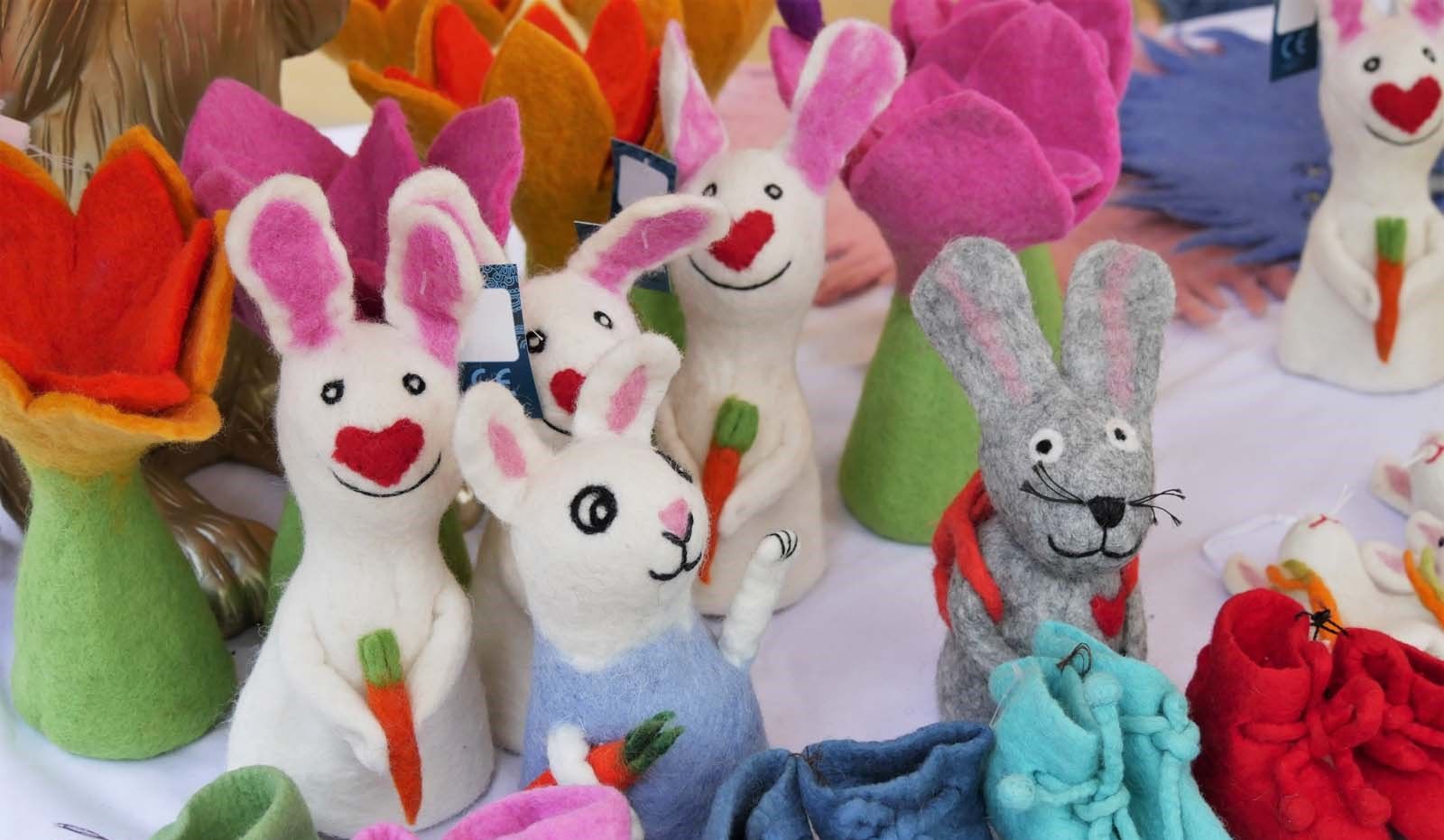 Schönes aus Filz beim kunsthandwerklichen OSTER-Markt am Karl-August-Platz rund um die Trinitatiskirche: am 2. April 2023 Osterhasen aus Filz von Lela Levanas - Schönes aus Filz