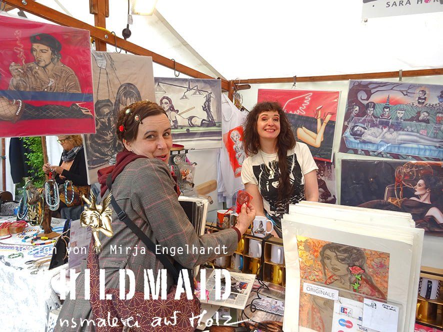 Mirja Engelhardt mit Künstlerkollegin Sara Horwath mit Burlesque Up Your Wall. Guter Wein macht bald wieder nüchtern. Dafür freut sich Mirja Engelhardt an Ihren Standnachbarn. Hier: Sara Horwath mit Burlesque Up Your Wall.
