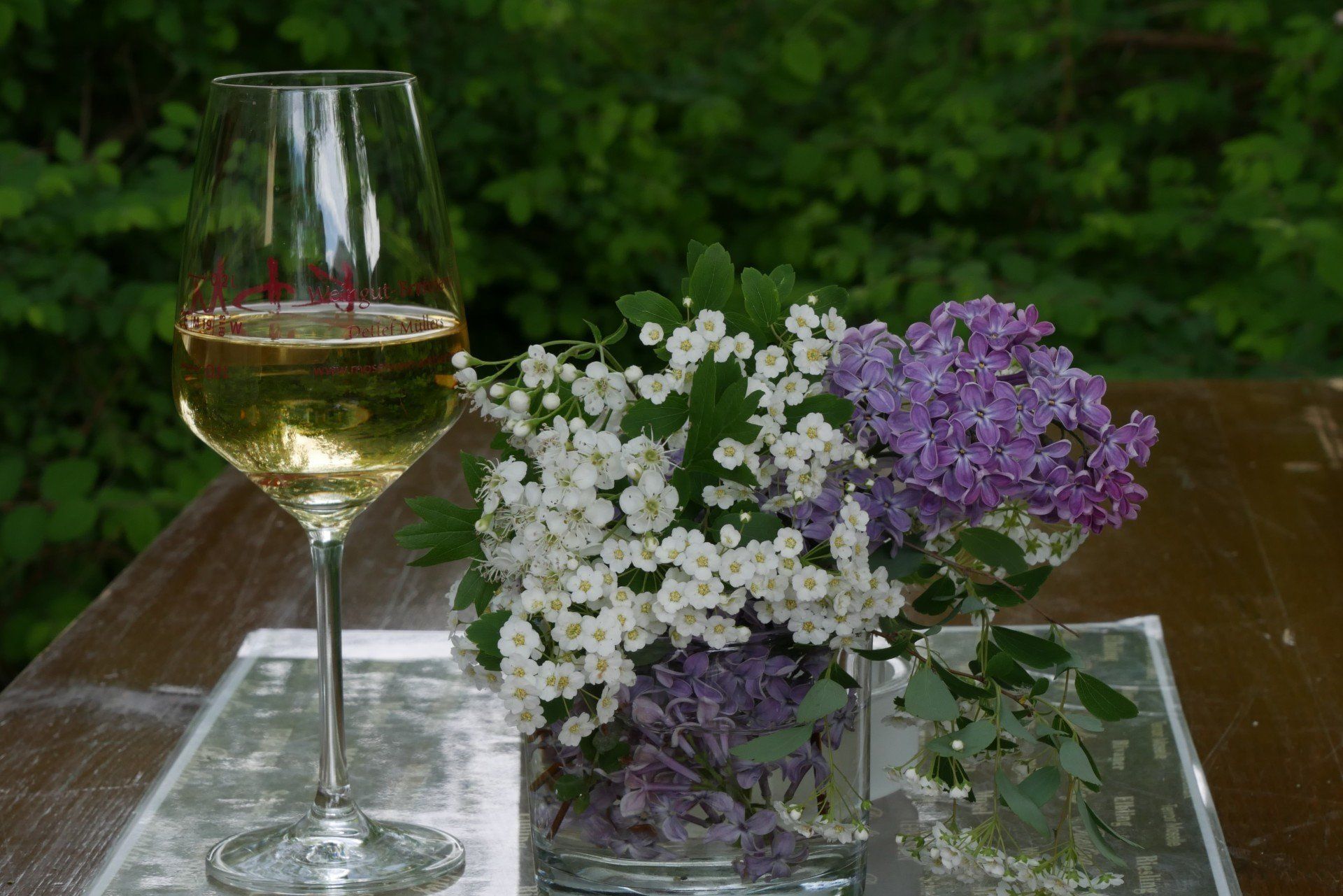 Das Bild zeigt einen hübsch eingedeckten Tisch bei KUNST trifft WEIN von KDM Weine. Das Bild zeigt einen hübsch eingedeckten Tisch bei KUNST trifft WEIN von KDM Weine