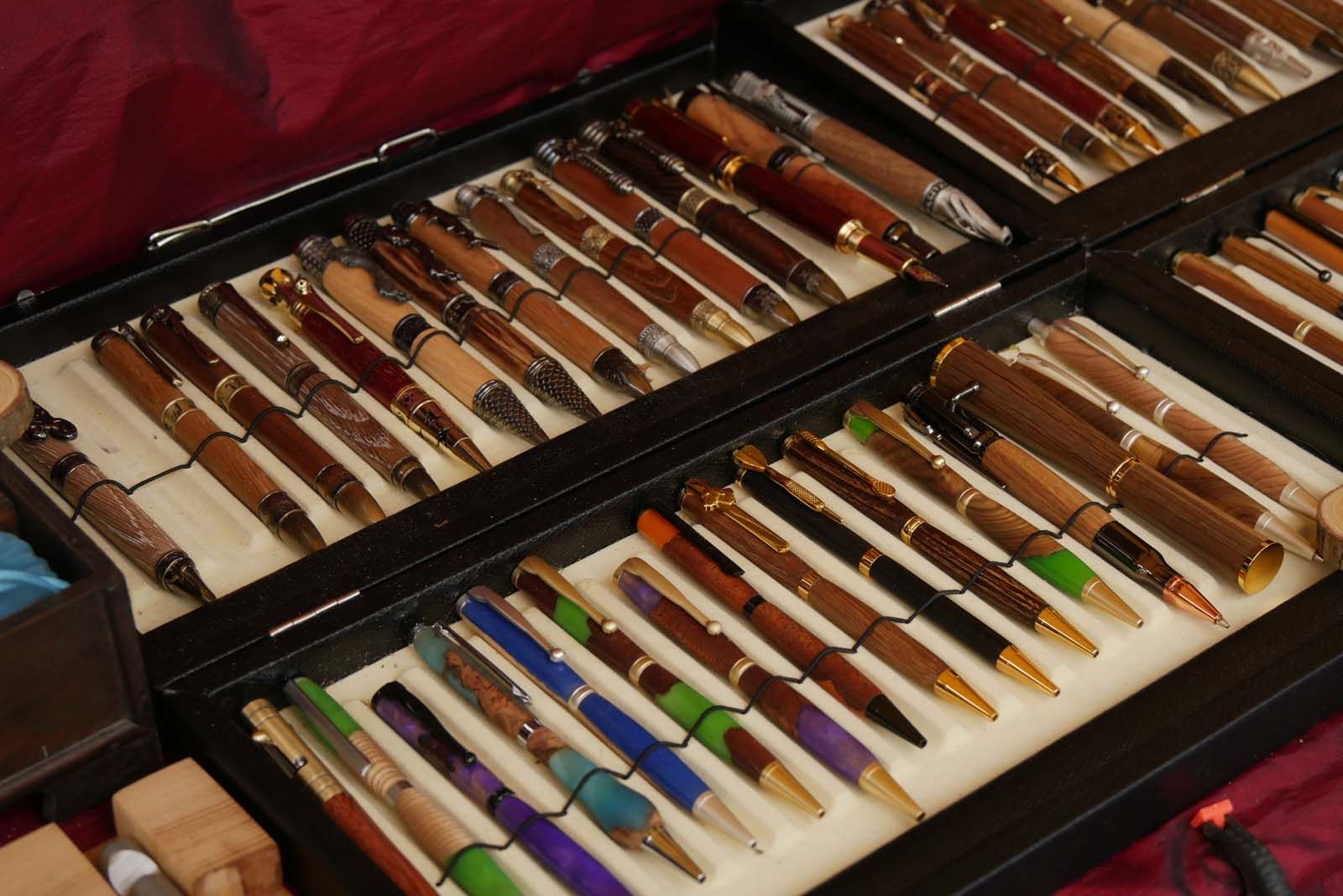 Kai-Ole Marquardt ist Meister der Drechselkunst. Designschreiber mit Drachen. Es gibt zahlreiche Themenmotiv, den er sich für seine Designschreiber widmet.eiber aus. Einer ist aus gebrochener Esche gemacht, verfüllt mit Epoxydharz. Andere sind in Begleitung eines Drachens