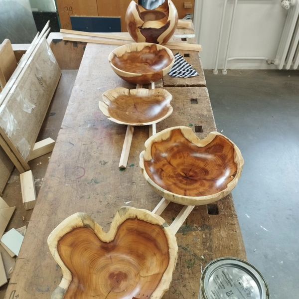 Aus Eibe sind viele Schalen geformt. Ihre aufwändige Bearbeitung legt eine besonders schöne Farbenpracht des Holzes frei. Die Reihe dieser Schalen macht den Vergleich erst möglich.