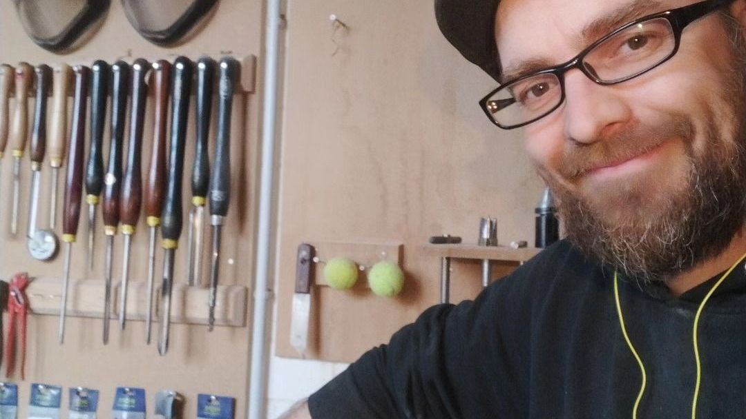 Hölzerne Kreativitäten von Kai-Ole Marquardt Kai-Ole Marquardt in seiner Werkstatt: Er arbeitet hochpräzise und drechselt für sein Leben gern - davon sprechen seine hölzernen Kreativitäten Bände!