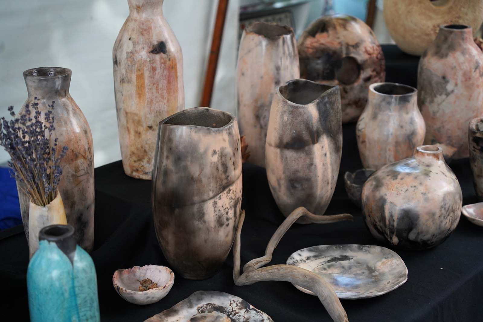 Petra Gemperle ist Keramikerin. Sie stellt hochglanzpolierte Keramik aus dem Rauchbrand (Sägemehlbrand) und bildhauerische Keramik her.