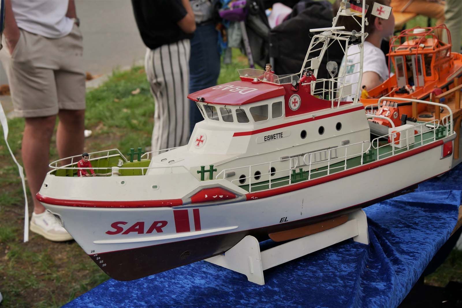 Ein Modellschiff der IG Schiffsmodellbau Berlin Mahlow. Deutsches Rotkreuzschiff mit Miniaturformat. Es kann sehr beschaulich über das 8 x 8 Meter Flachwasser in der Preußenallee beim Frühlingszauber oder Wein-Pfingsten in Westend flitzen.