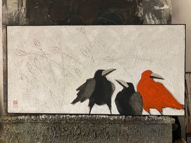 Ein Blick auf drei Amseln der Stadt Berlin auf einem der Bilder von Klaus von Gratkowski, zwei davon im schwarzen Federkleid, das dritte in Orange.