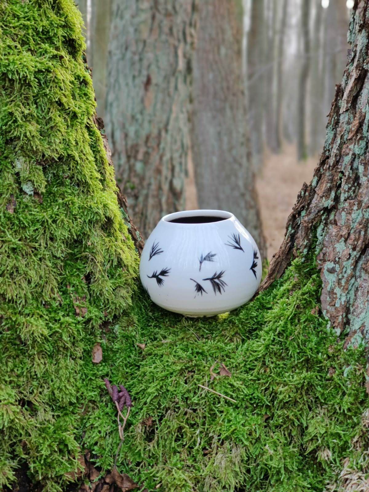 Stephanie Köstering: kleine bauchige Vase mit schwarzen Vogelfedern