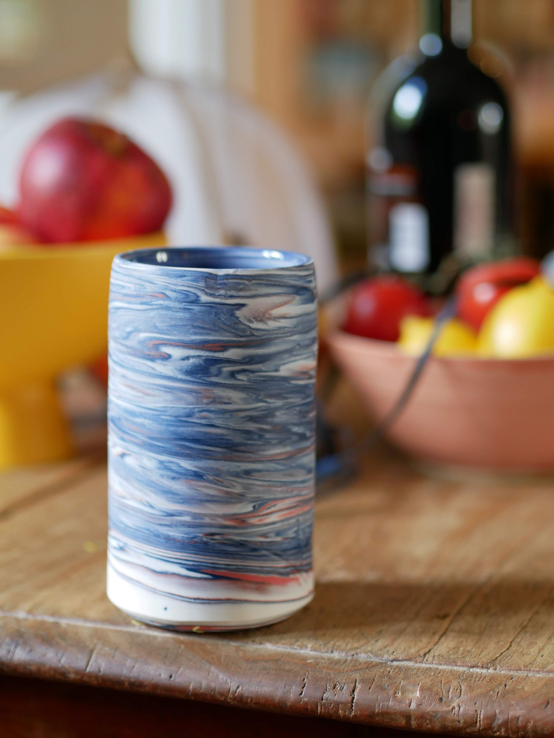 Stephanie Köstering: zylinderförmige Vase in Uranus-Farben gehaltenem Nebel