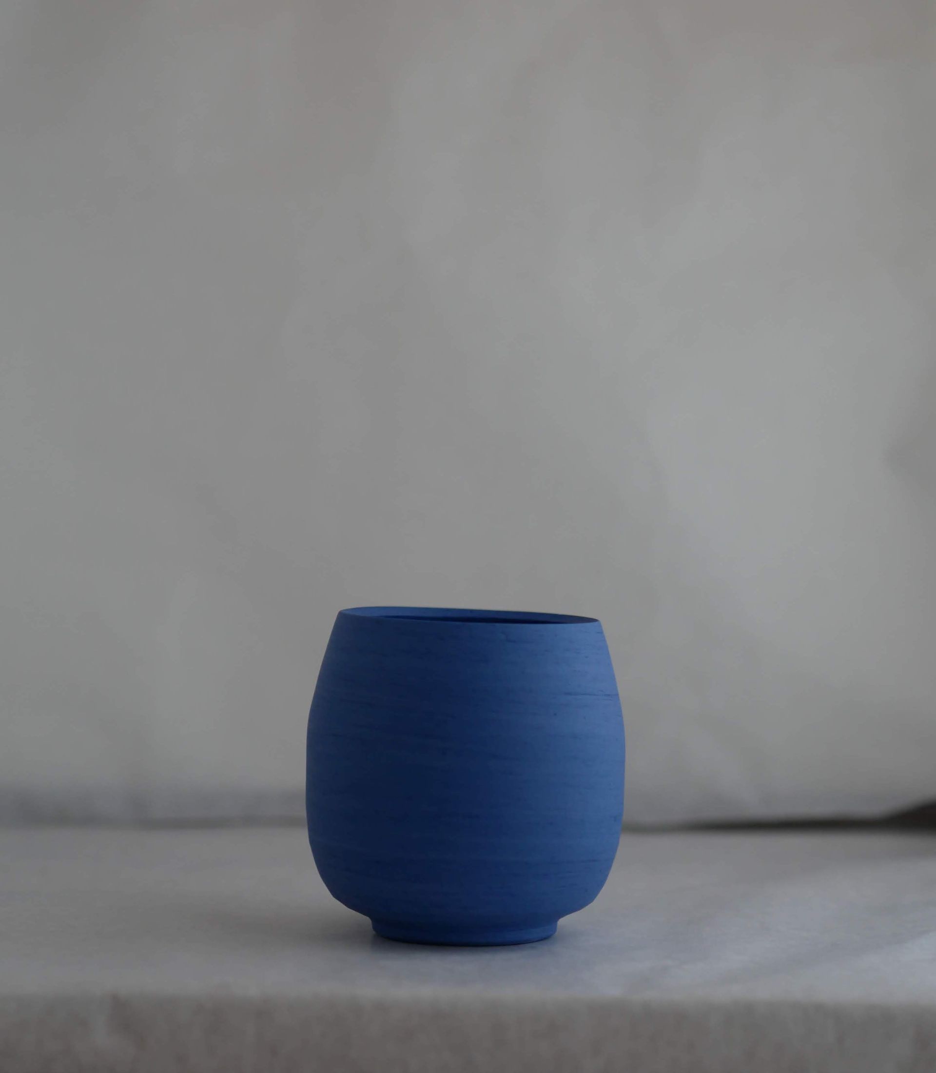 Stephanie Köstering: dunkelblauer Pflanztopf