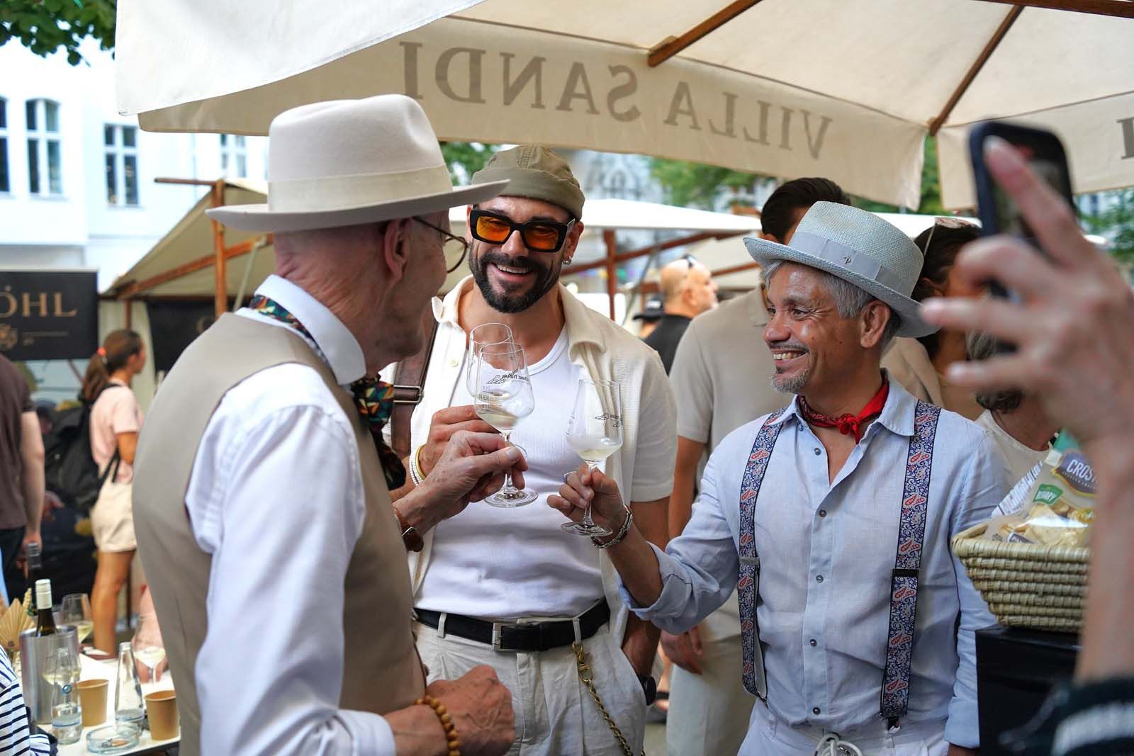 Jetzt noch schnell einen Trinkspruch finden, bevor es zum Anstoßen geht. Günther Krabbenhöft gefällt die unaufdringliche Weinprobe.