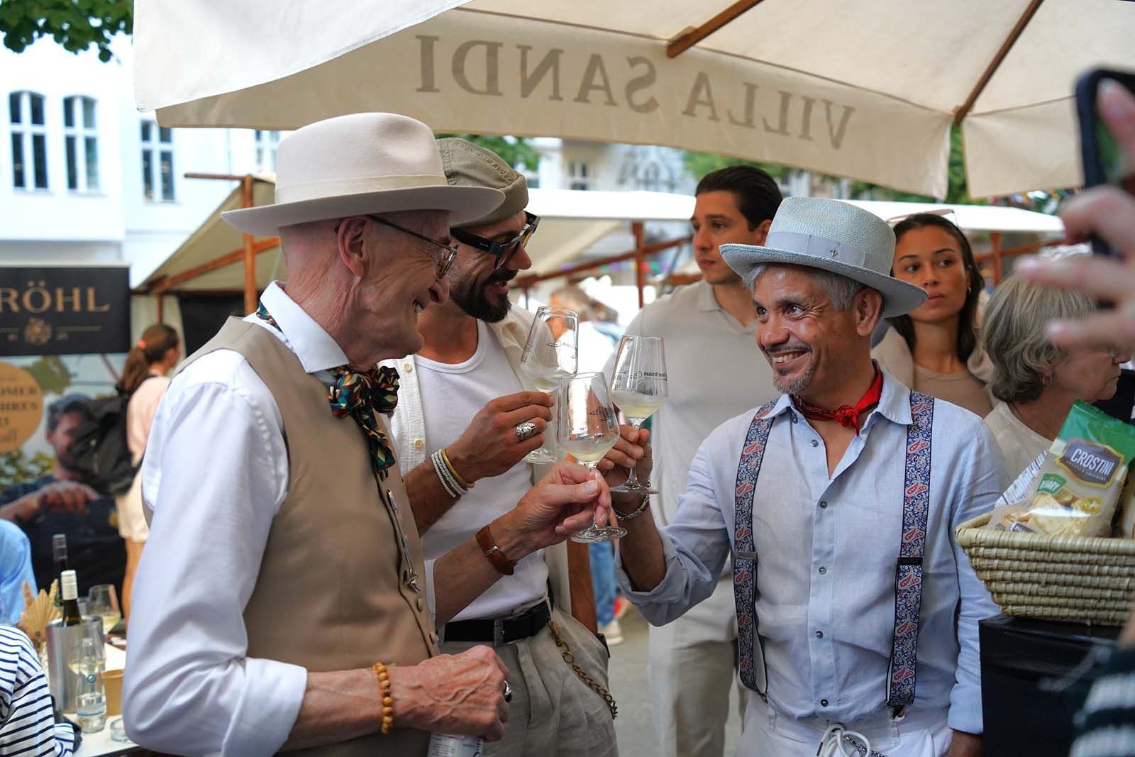 Günther Krabbenhöft stößt auf einen gelungenen Samstag in der Leonhardtstraße beim Sommerfest an.