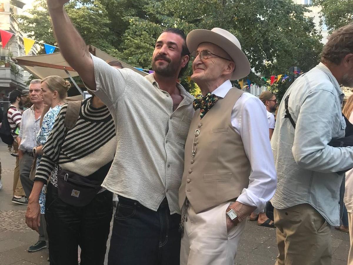 Günther Krabbenhöft beim Bad in der Menge Günther Krabbenhöft zu Besuch beim Sommerfest in der Leonhardtstraße