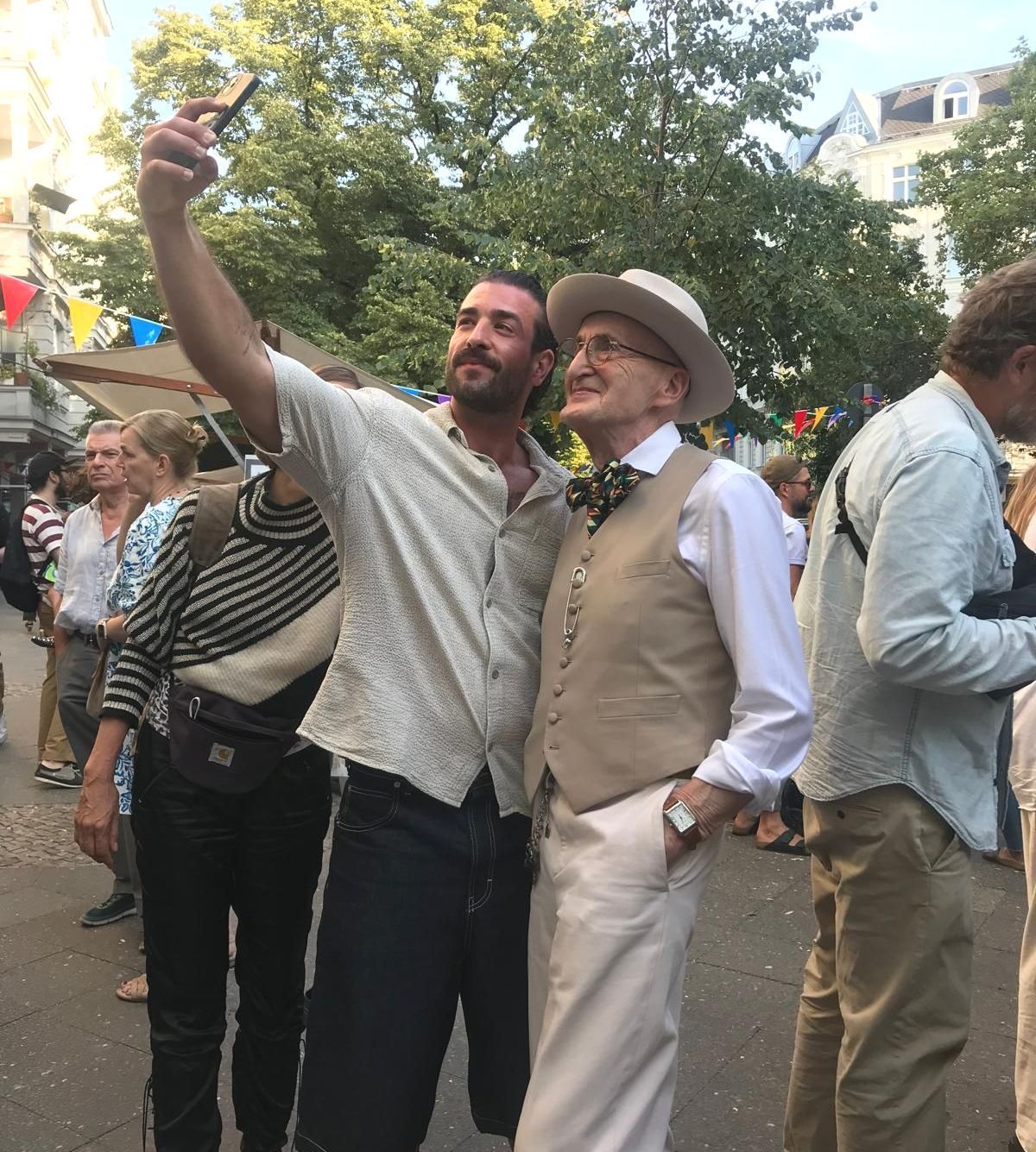 Ein Besucher hatte die Stilikone Günther Krabbenhöft entdeckt und bat um ein Selfie. Günther Krabbenhöft genoss das Bad in der Menge.