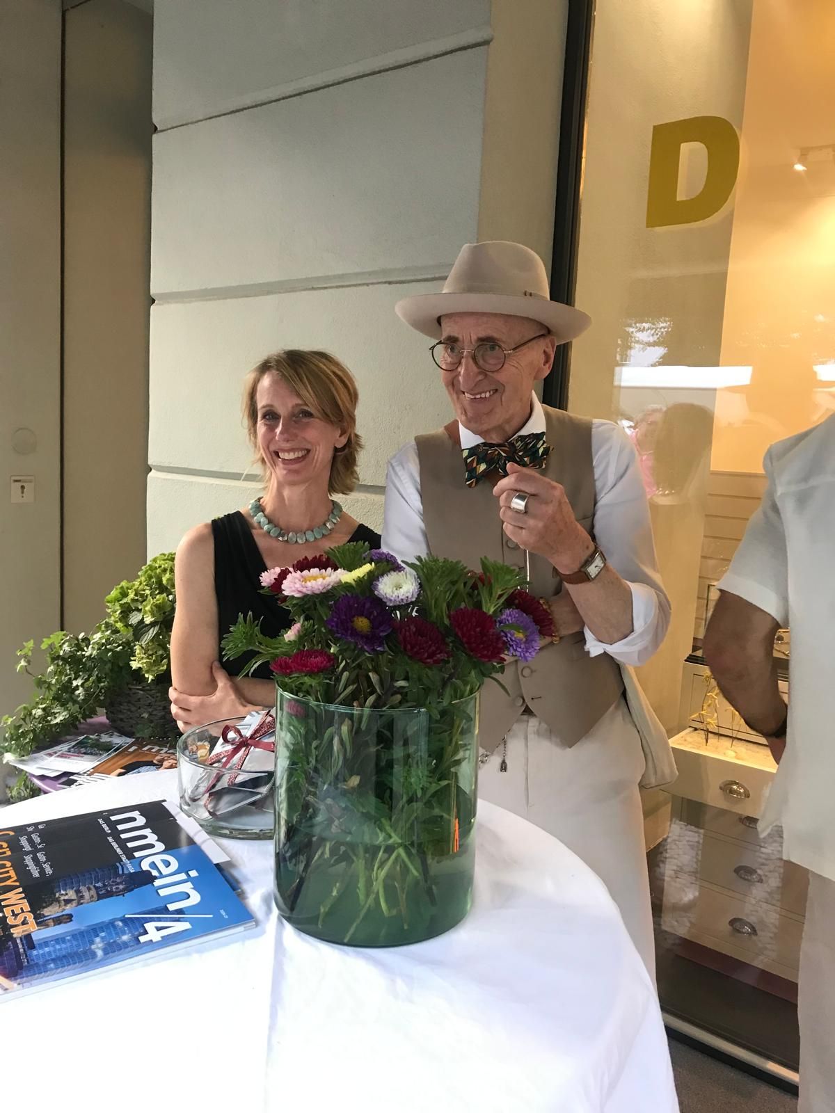 Frau Kette Goldschmiede. Anna Kette hat ein Schmuckatelier, in dem sie alles von Hand fertigt. Sie ist mit Günther Krabbenhöft in ihrem Laden abgebildet.