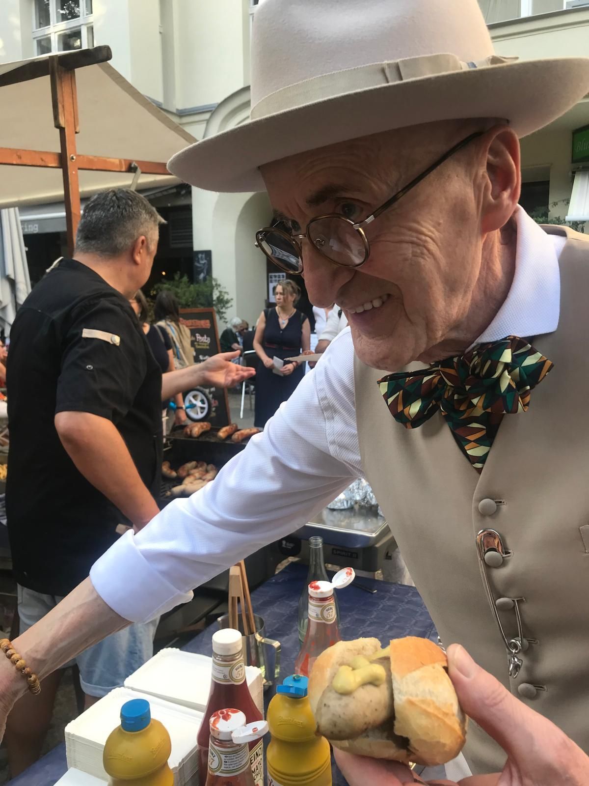 Eine Original Thüringer Rostbratwurst gehört mit Senf gewürzt. Das Restaurant Bruderherz spendiert ihm eine. Günther Krabbenhöft war sichtlich zufrieden und dankbar.