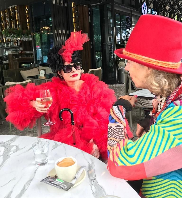 Walk of Glam am Ku'damm im Juli 2024: Jutta Fashion und Silke Bach bei einem Glas Wein. Beide Damen gehören zum erlesenen Kreis der glamourösen Exzentriker, den Stella Ahangi für den Walk of Glam zusammengefunden hat.