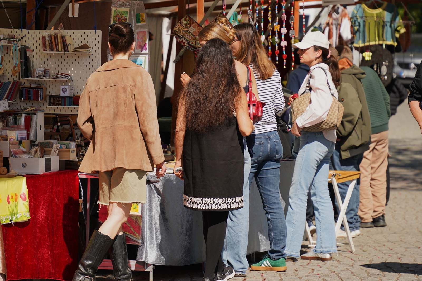 Besucherinnen und Besucher stöbern an Ständen mit Kunsthandwerk bei KUNST am Sonntag in Lichterfelde
