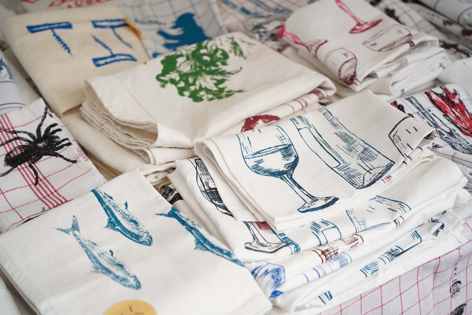 Siebdruckarbeiten auf Leinentüchern - Textildesign für die Küche - handbedruckte Tücher.