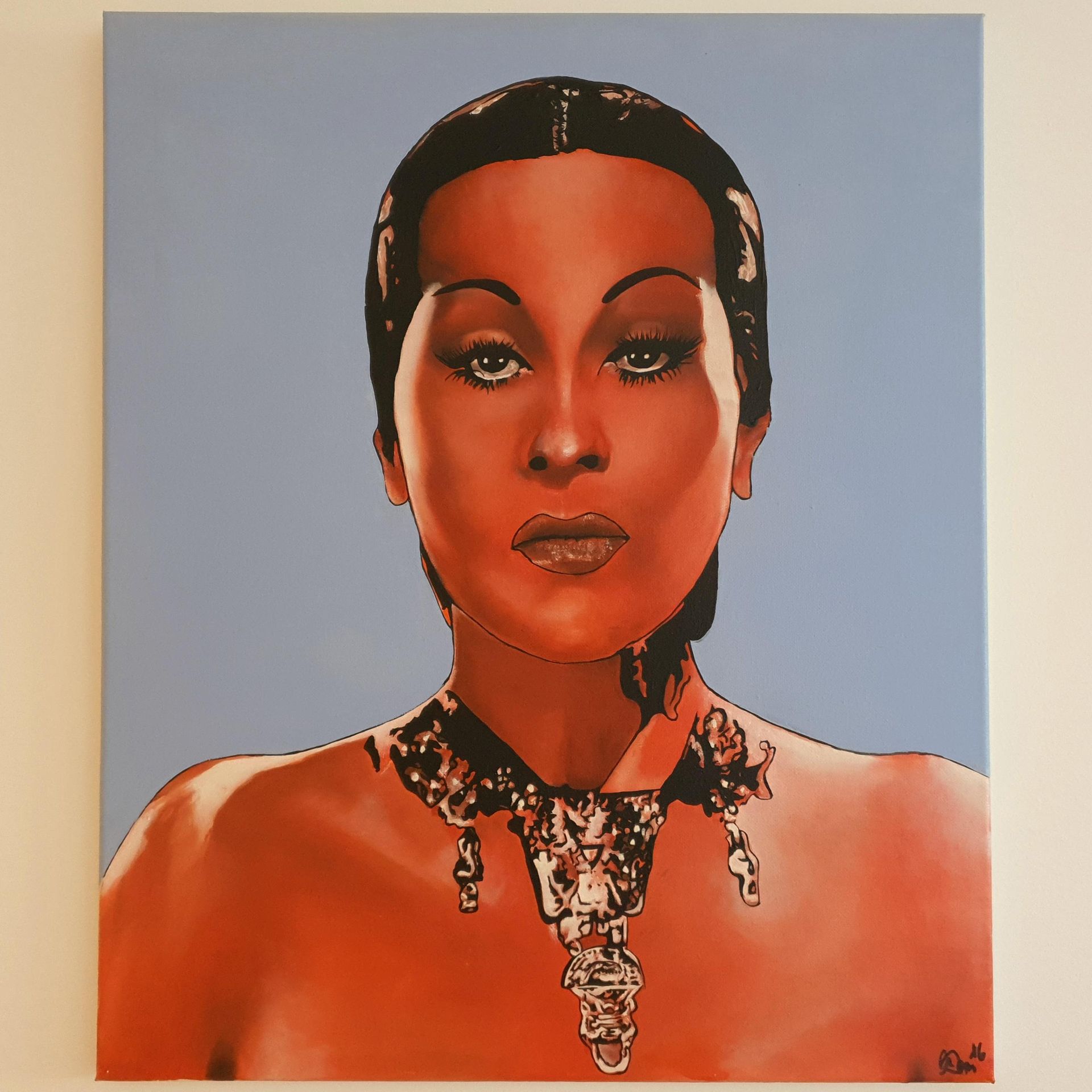 Südländischer Typ Frau mit aufwändigem Schmuck, streng zurückgebundenen Haaren und Tätowierungen am Hals.