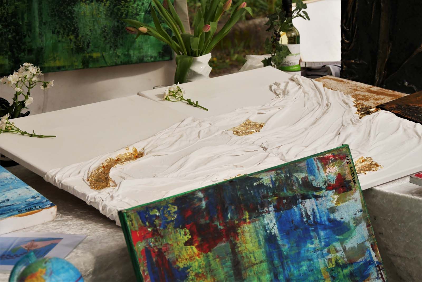 Bilder mit abstrakter Malerei am Kunsthandwerkerstand