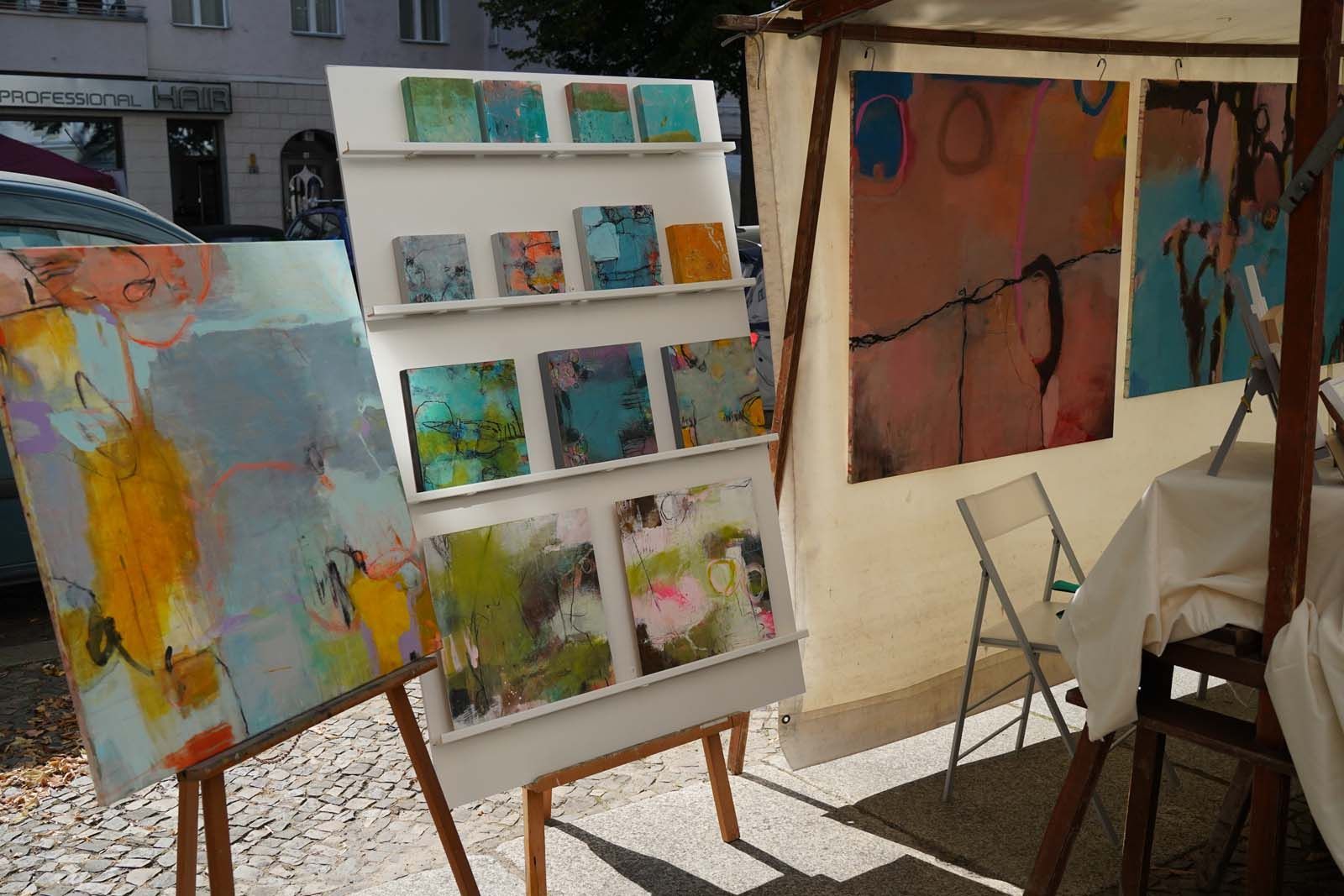 Marie Klingelhöfer malt Bilder abstrakter Art - darin Formen und Figuren, die beinahe zu