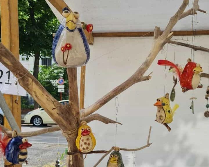 Wie Mobiles hängen diese frechen Vögel in den Zweigen. Es sind herrlich bunte Vögel. Allesamt kommen zu Frühlingszauber in Berlin-Westend vom 13. - 14. Mai 2023 - zum Muttertag!
