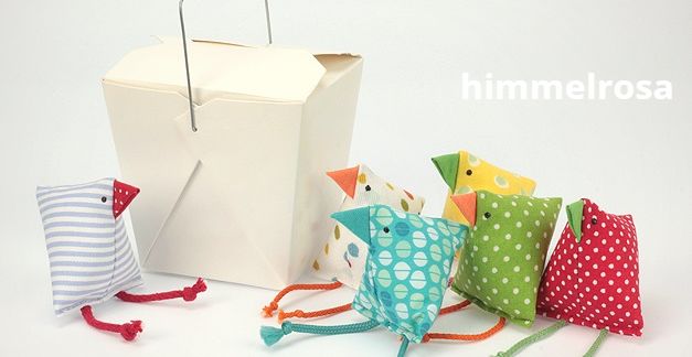 Bei himmelrosa findet man genähte Kannen für Milchkartons, Topflappen oder Schlafbrillen. Die genähten Küken sind eigens für den kunsthandwerklichen Ostermarkt am Karl-August-Platz rund um die Trinitatiskirche am 2. April 2023 entstanden.