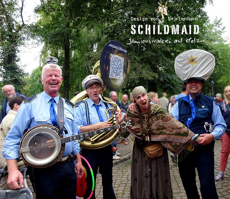 Von der Jazzpolizei gefangen genommen! Meine 12von12 vom Weinfest Lichtenrade: Ich bin Mirja Engelhardt und vielfach zum Scherzen aufgelegt - hier inmitten der Jazzpolizei!