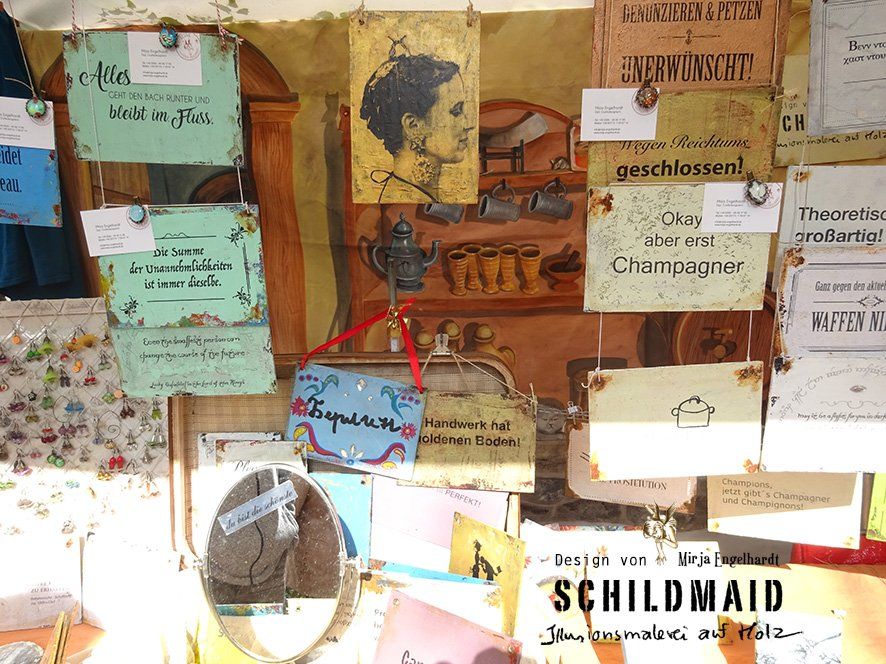 Schilderwald von Illusionsmalerin Mirja Engelhardt Bei herrlichstem Sonnenschein gibt es eine ganze Menge witziger und kluger Sprüche zu entdecken.