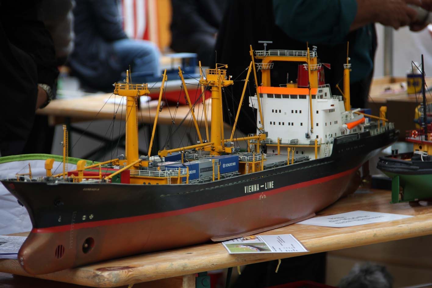 Modell eines Containerschiffs – präsentiert von der IG Schiffsmodellbau Berlin-Mahlow, um Besucher:innen für das faszinierende Hobby zu begeistern