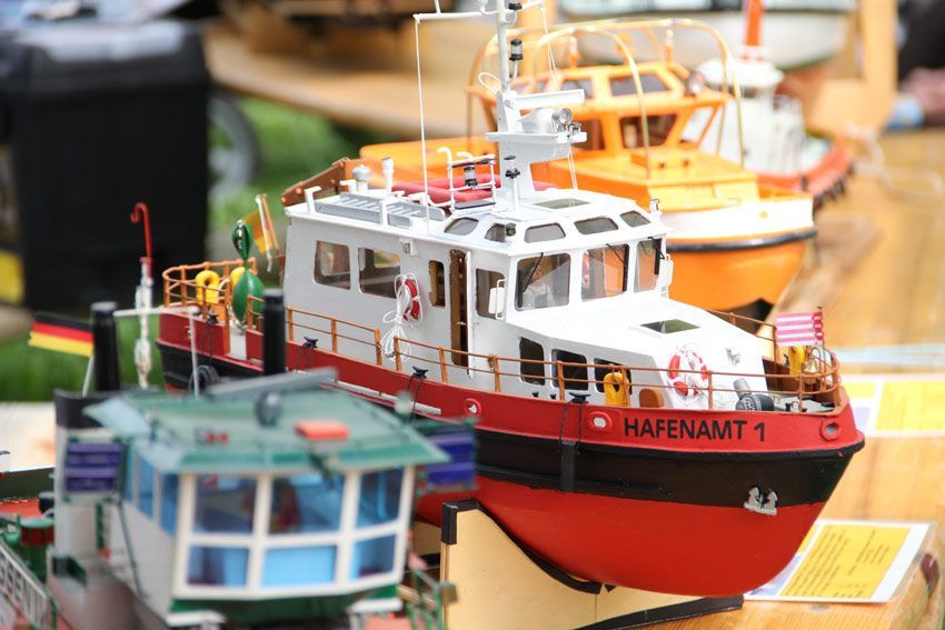 Modell eines kleinen Containerschiffs der VIENNA-LINE mit SCHLEICHER-Containern – detailgetreu gebaut und präsentiert bei WeinPfingsten in Westend