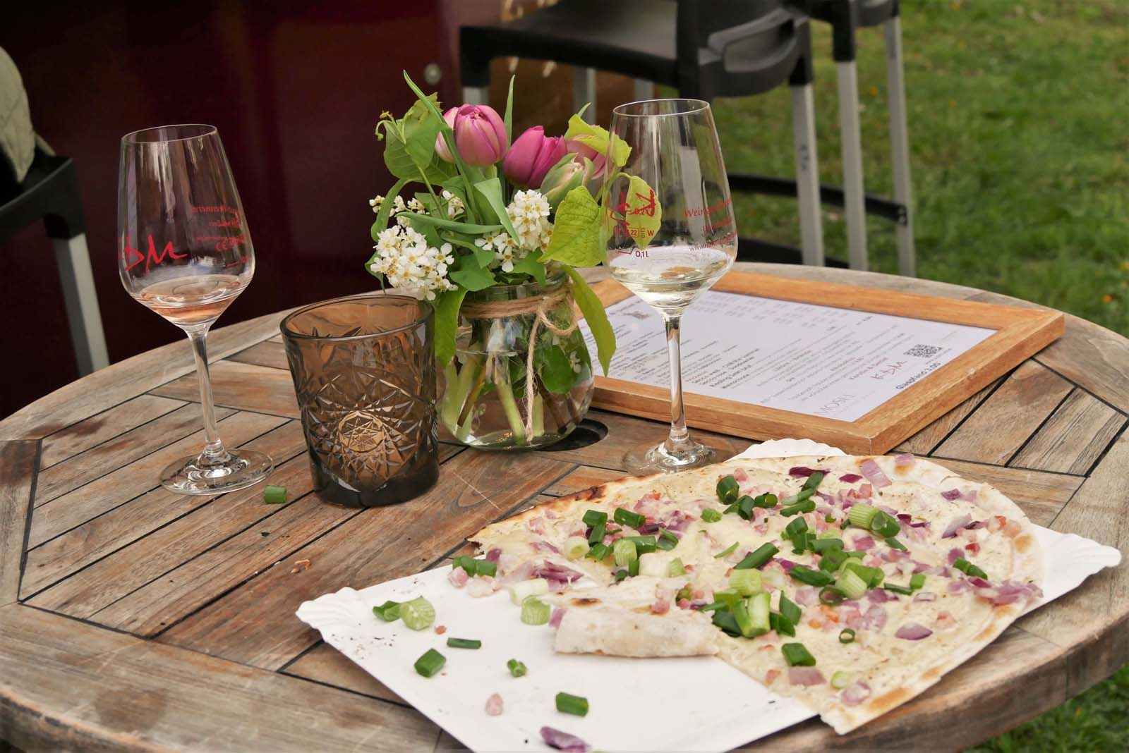 Wein vom Winzer Dieroff auf dem Tisch und der Elsässer Flammkuchen dazu